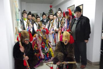 Redacția Monitorului de Suceava a fost colindată vineri de un grup de tineri din Fântânele