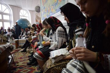 „Șezătoare, punte între generații”