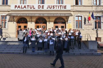 Grefierii au protest față de intenția Guvernului de a abroga pensiile de serviciu