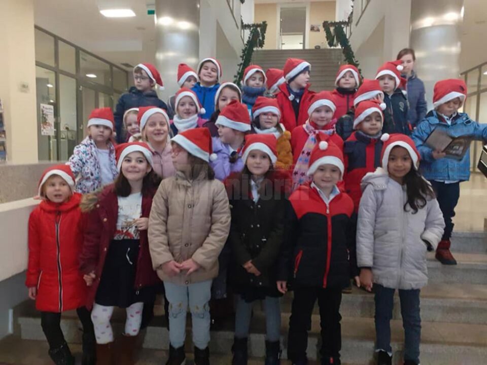 Elevi ai Școlii Gimnaziale Nr. 1 au vestit venirea Crăciunului la muzeele din oraș
