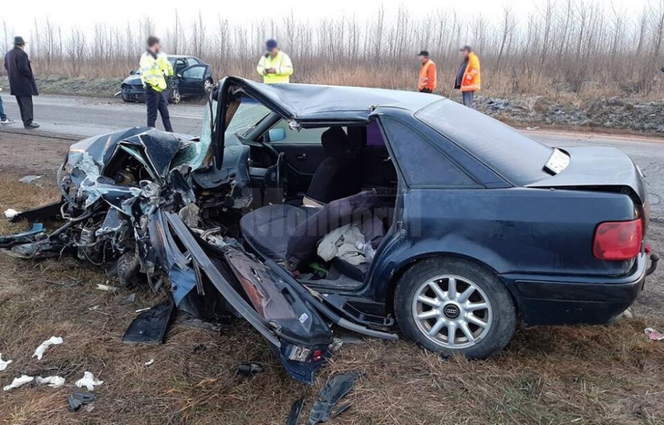 În urma impactului puternic, șoferul de 19 ani a rămas încarcerat în interiorul autoturismului Audi