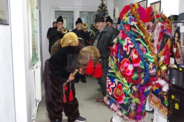 Redacția Monitorului de Suceava a fost colindată vineri de un grup de tineri din Fântânele