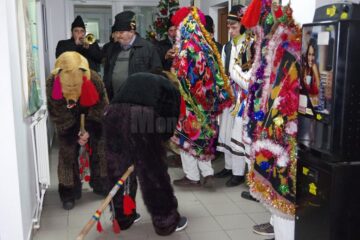 Redacția Monitorului de Suceava a fost colindată vineri de un grup de tineri din Fântânele