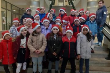 Elevi ai Școlii Gimnaziale Nr. 1 au vestit venirea Crăciunului la muzeele din oraș