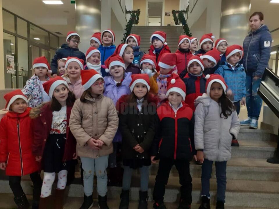 Elevi ai Școlii Gimnaziale Nr. 1 au vestit venirea Crăciunului la muzeele din oraș