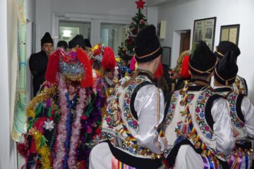 Redacția Monitorului de Suceava a fost colindată vineri de un grup de tineri din Fântânele