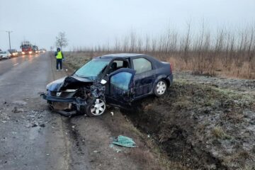 Autoturismul Dacia, în interiorul căruia se aflau doua persoane, a fost avariat, după ce autoturismul Audi a pătruns pe contrasens