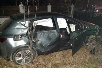 Mașina a lovit un cap de pod, iar mai apoi a intrat într-un gard