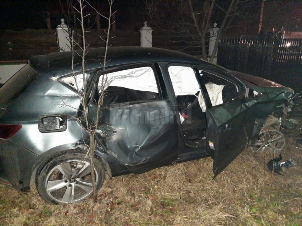 Mașina a lovit un cap de pod, iar mai apoi a intrat într-un gard