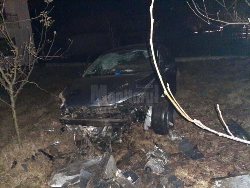 Mașina a lovit un cap de pod, iar mai apoi a intrat într-un gard