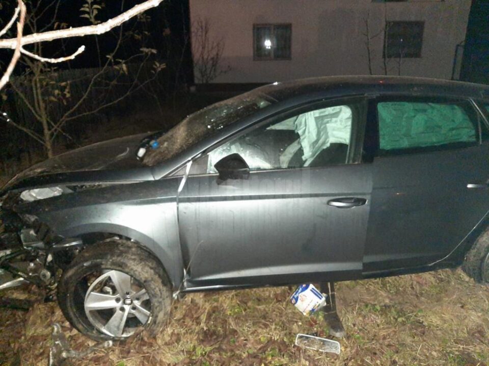 Băut și fără permis, a lovit un cap de pod și un gard și a ajuns la spital împreună cu prietena