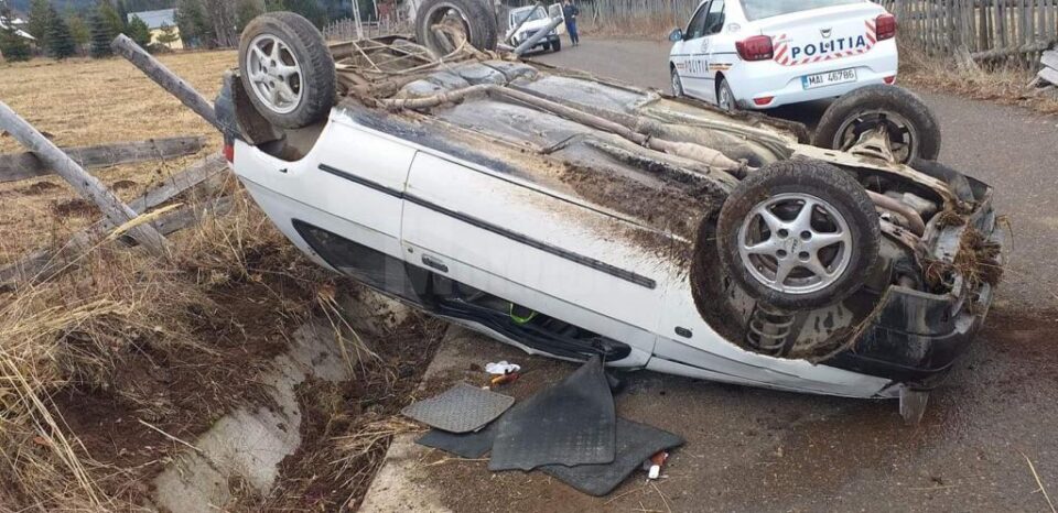 Mașina s-a răsturnat pe cupolă