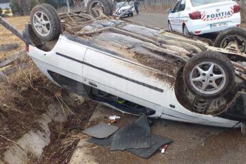 Mașina s-a răsturnat pe cupolă