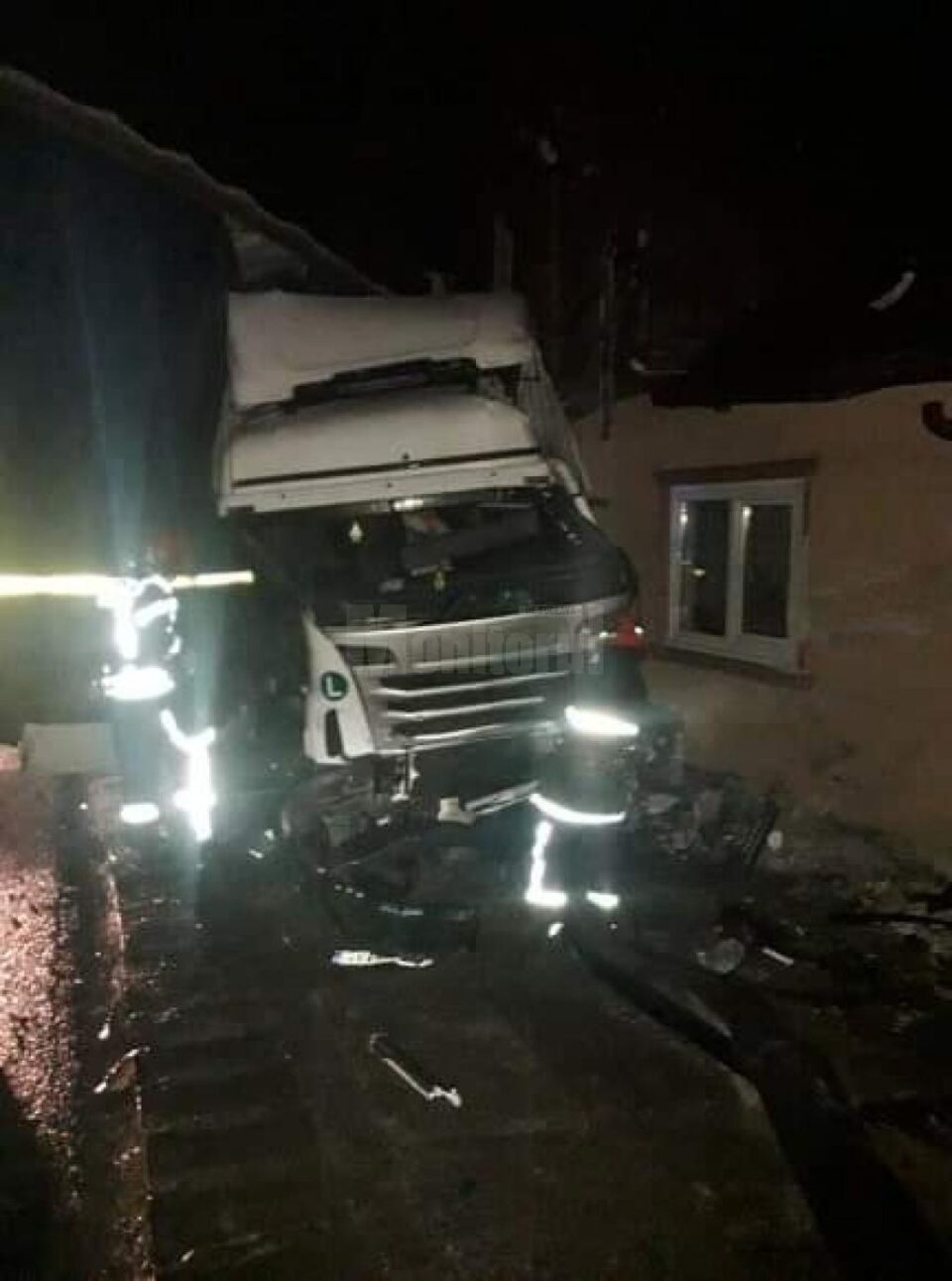 A zburat cu tirul în casa unui sătean din Vama după ce i-a distrus și gardul