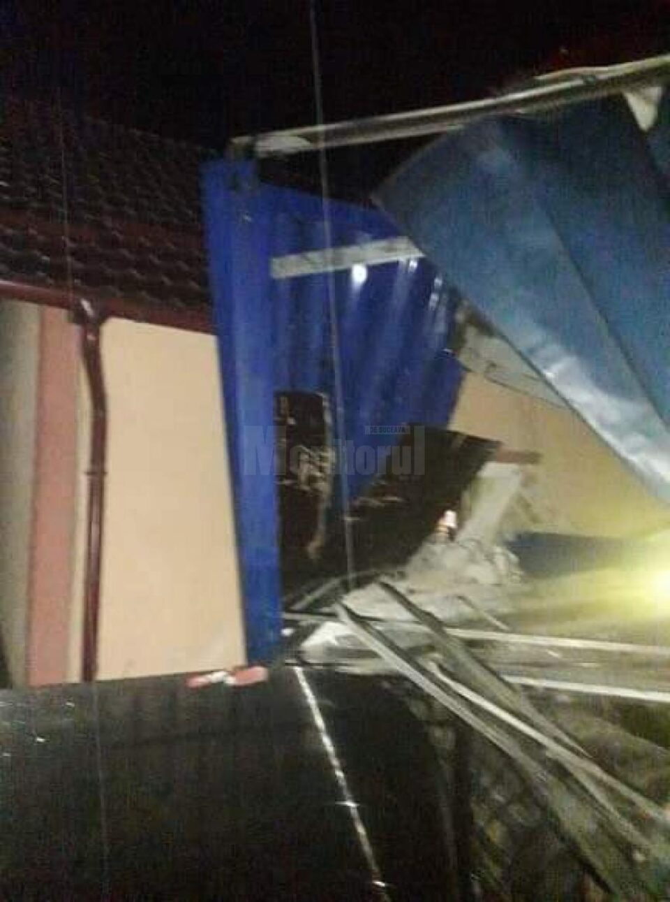 A zburat cu tirul în casa unui sătean din Vama după ce i-a distrus și gardul