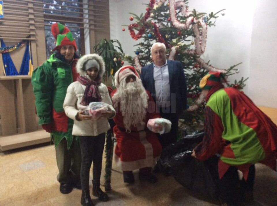 Moș Crăciun a împărțit daruri copiilor la primăria rădăuțeană