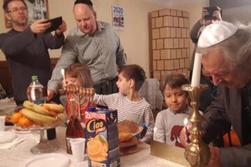 Copiii din Comunitatea Evreilor din Suceava au aprins luminile de Hanuka