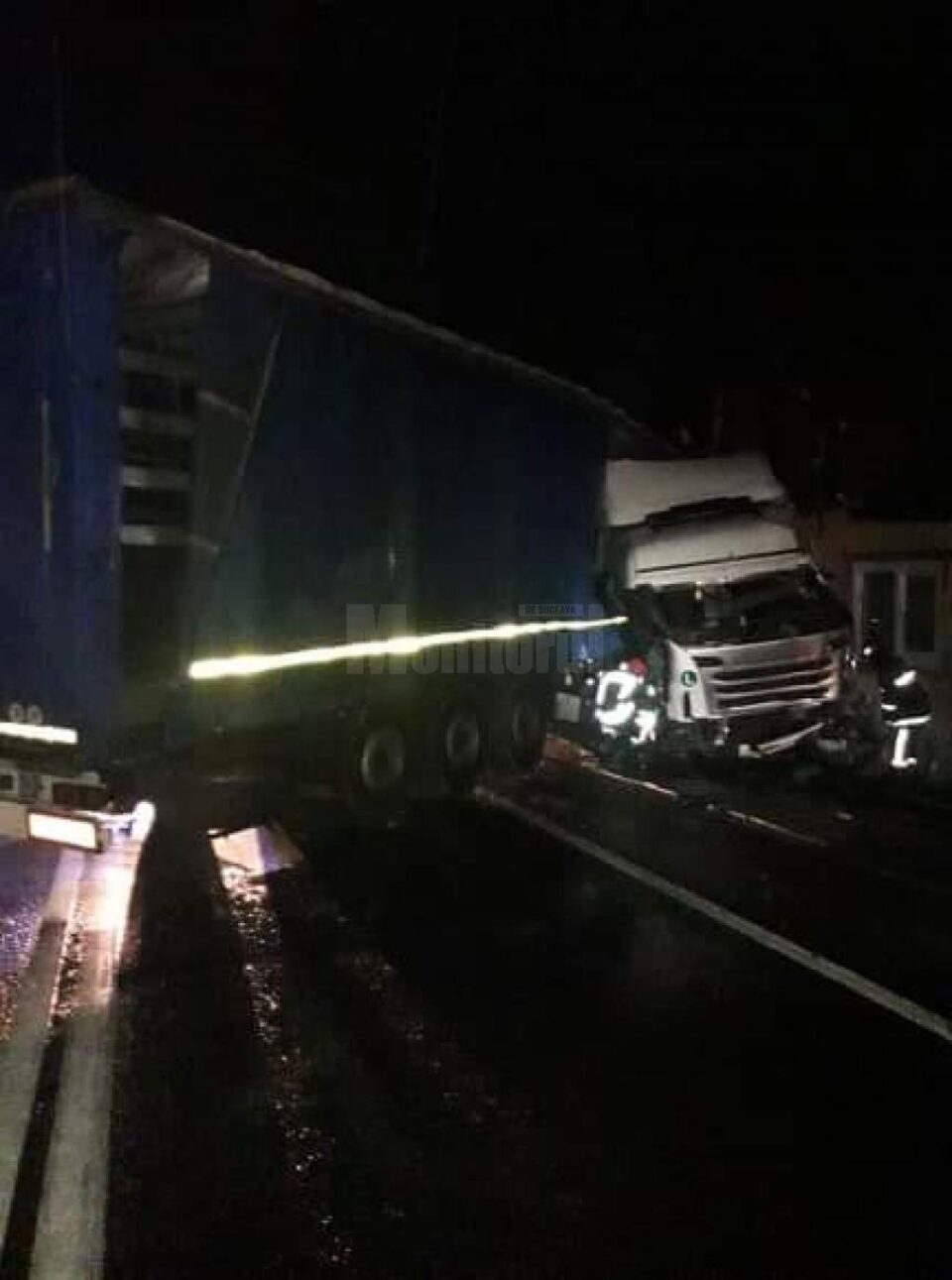 A zburat cu tirul în casa unui sătean din Vama după ce i-a distrus și gardul