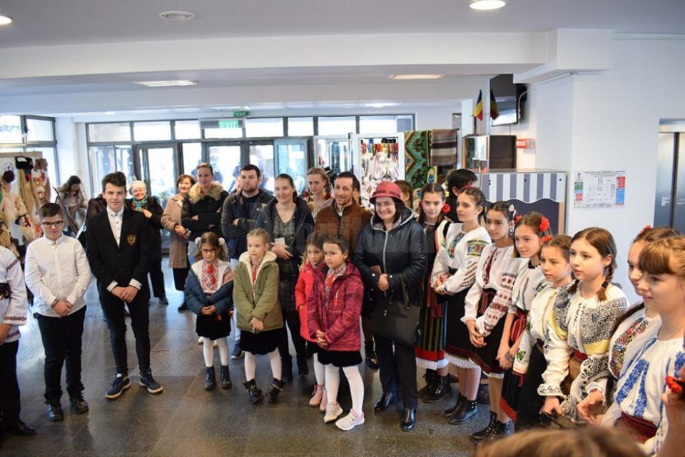 Elevii școlii au confecționat măști tradiționale specifice sărbătorilor de iarnă Vernisajul expoziției de măști tradiționale