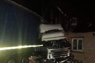 Tirul a zburat de pe carosabil și s-a oprit în peretele imobilului