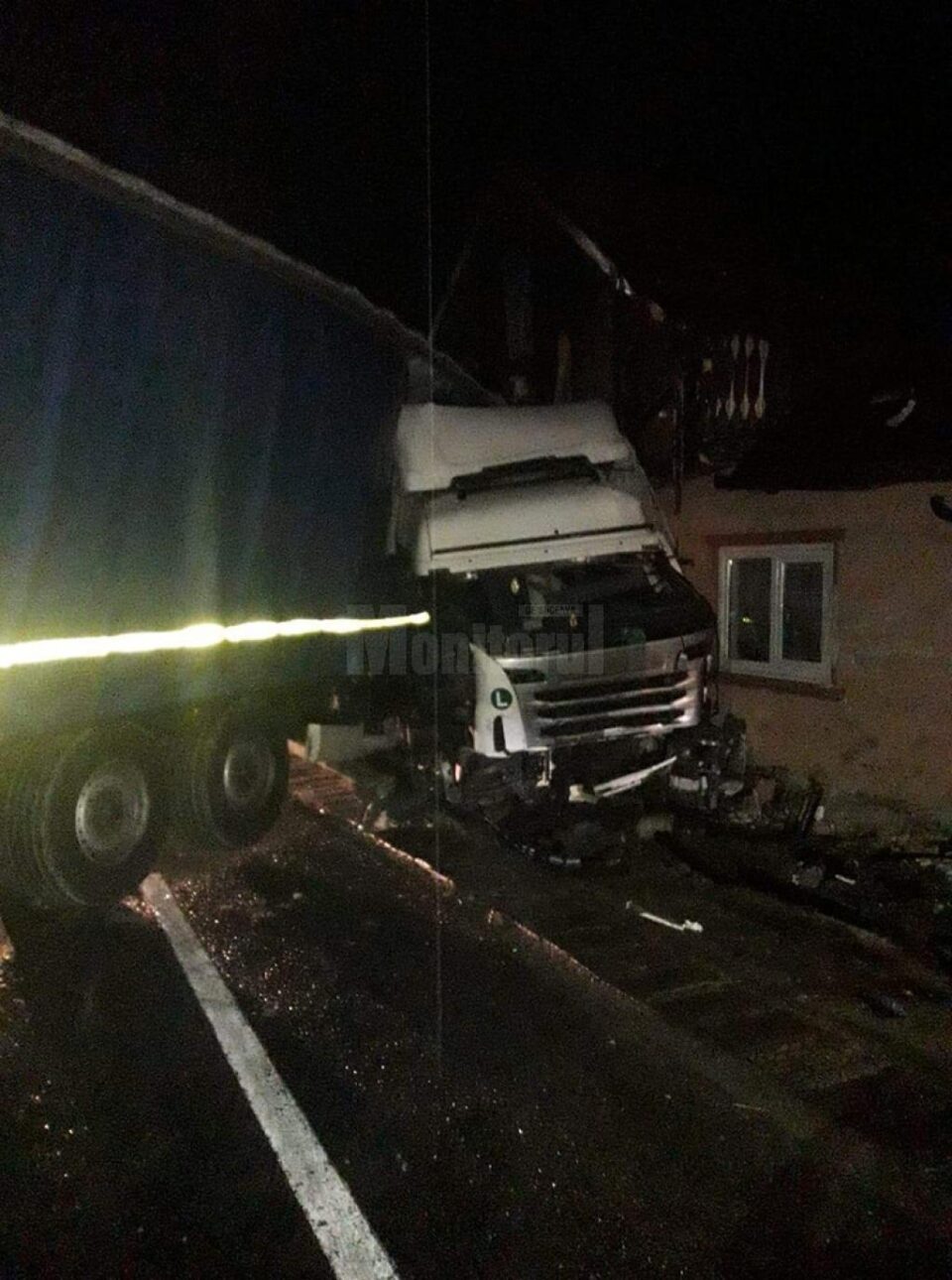 Tirul a zburat de pe carosabil și s-a oprit în peretele imobilului