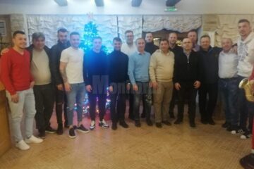 La final de an, forestierii s-au pozat în fața bradului