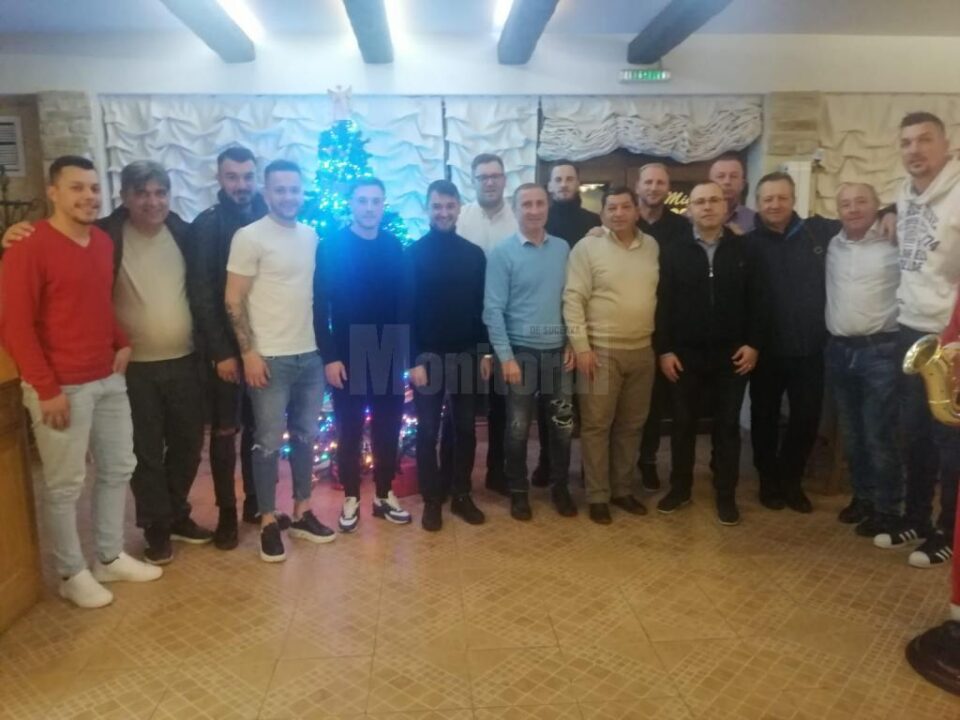 La final de an, forestierii s-au pozat în fața bradului