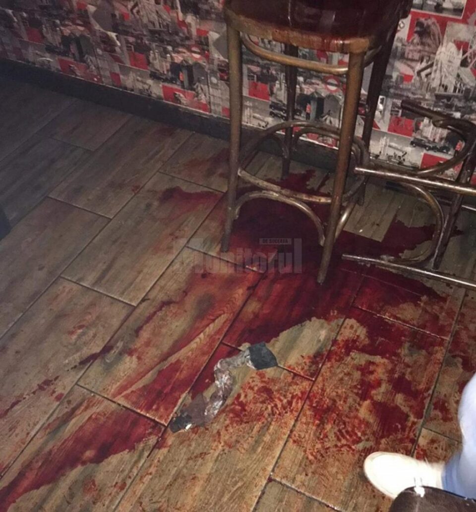 Agentul a fost înjunghiat de mai multe ori în fața unui bar din Fălticeni