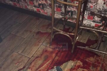 Agentul a fost înjunghiat de mai multe ori în fața unui bar din Fălticeni