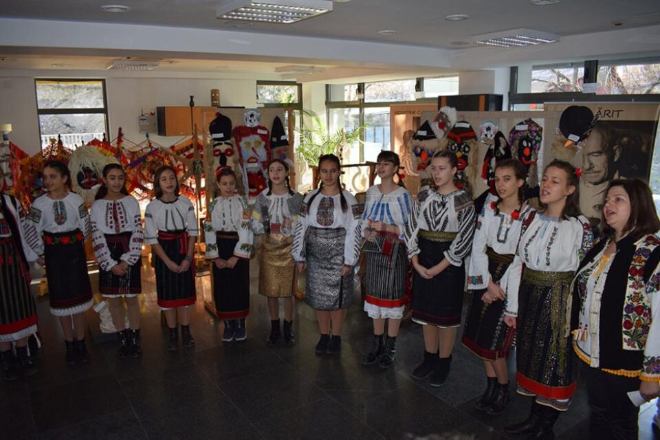 Elevii școlii au confecționat măști tradiționale specifice sărbătorilor de iarnă Vernisajul expoziției de măști tradiționale