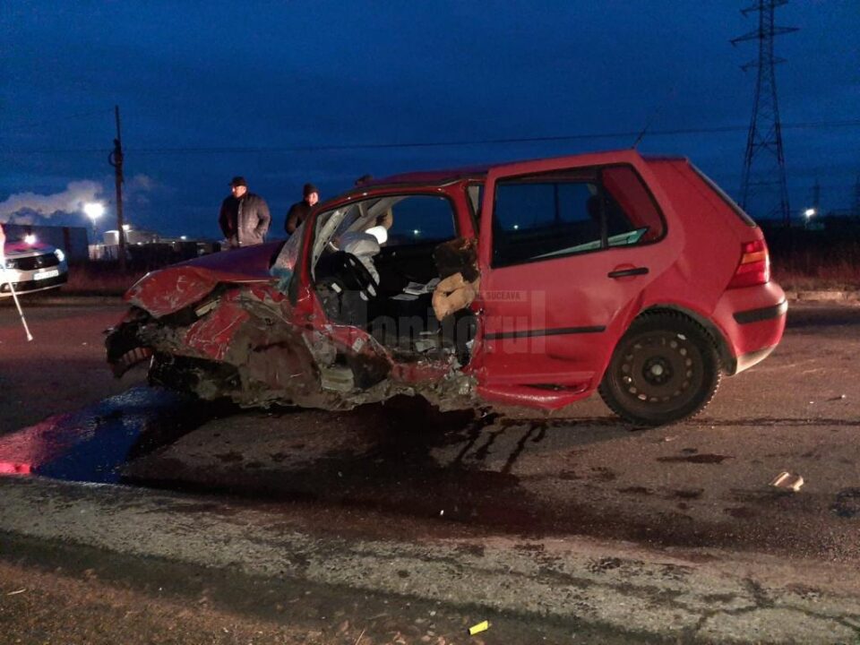 In urma impactului, autoturismul VW a fost grav avariat