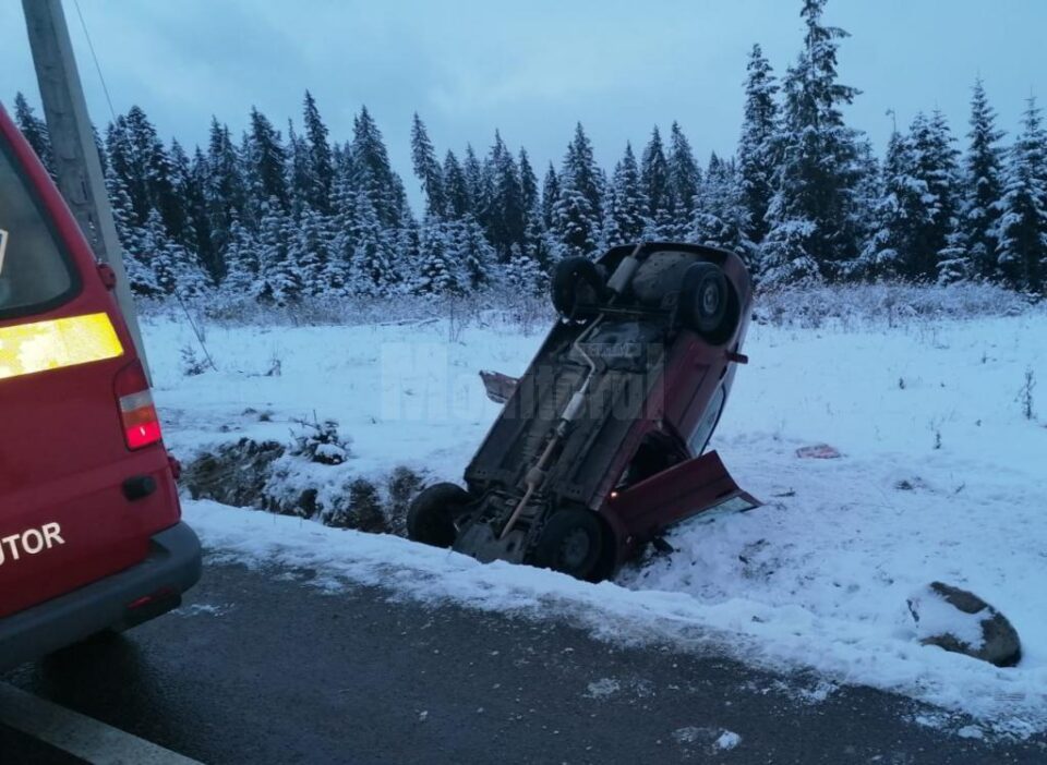 O mașină s-a răsturnat sâmbătă după-amiază la Poiana Stampei O mașină s-a răsturnat sâmbătă după-amiază la Poiana Stampei