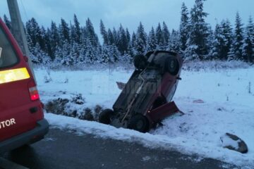O mașină s-a răsturnat sâmbătă după-amiază la Poiana Stampei