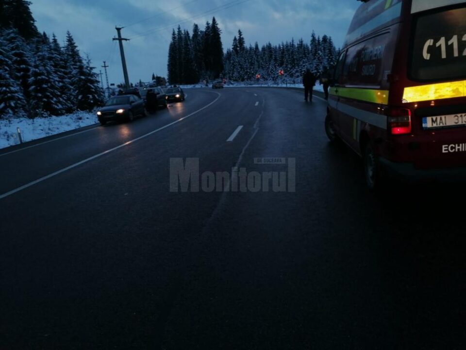 O mașină s-a răsturnat sâmbătă după-amiază la Poiana Stampei