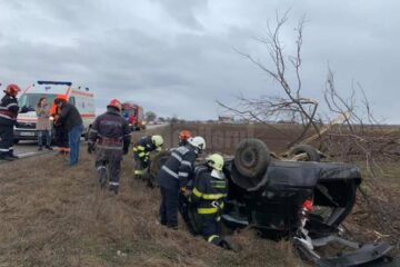 Mașina s-a răsturnat în apropiere de satul Milișăuți
