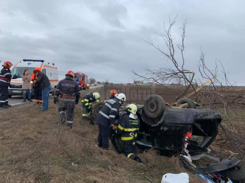 Mașina s-a răsturnat în apropiere de satul Milișăuți