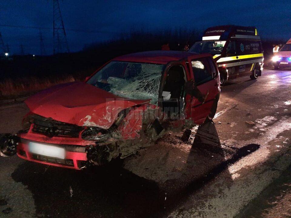 Tânărul din autoturismul VW a fost rănit destul de grav, ajungând la spital