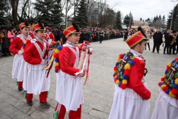 Cel mai mare Festivalul al Obiceiurilor de Iarnă din România a atras peste 10.000 de spectatori în centrul Sucevei