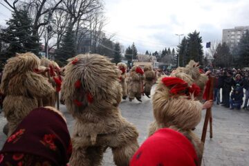 Cel mai mare Festivalul al Obiceiurilor de Iarnă din România a atras peste 10.000 de spectatori în centrul Sucevei