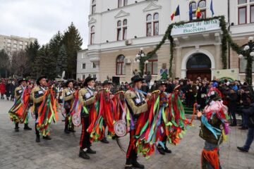 Cel mai mare Festivalul al Obiceiurilor de Iarnă din România a atras peste 10.000 de spectatori în centrul Sucevei