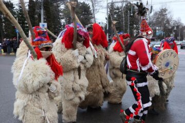 Cel mai mare Festivalul al Obiceiurilor de Iarnă din România a atras peste 10.000 de spectatori în centrul Sucevei