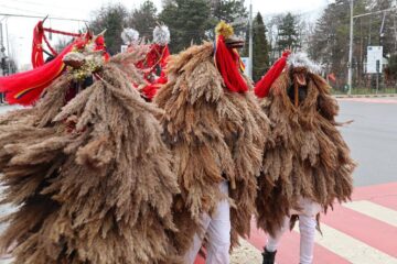 Cel mai mare Festivalul al Obiceiurilor de Iarnă din România a atras peste 10.000 de spectatori în centrul Sucevei