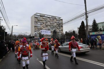 Cel mai mare Festivalul al Obiceiurilor de Iarnă din România a atras peste 10.000 de spectatori în centrul Sucevei