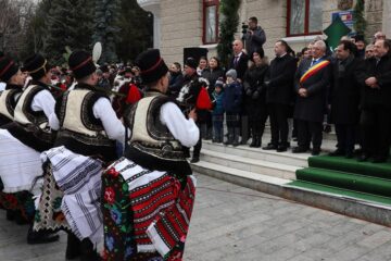 Cel mai mare Festivalul al Obiceiurilor de Iarnă din România a atras peste 10.000 de spectatori în centrul Sucevei