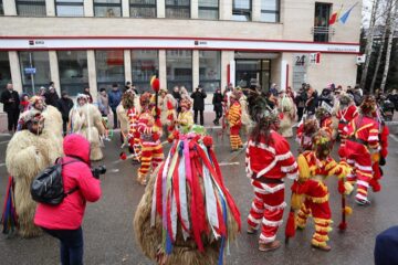 Cel mai mare Festivalul al Obiceiurilor de Iarnă din România a atras peste 10.000 de spectatori în centrul Sucevei