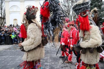 Cel mai mare Festivalul al Obiceiurilor de Iarnă din România a atras peste 10.000 de spectatori în centrul Sucevei