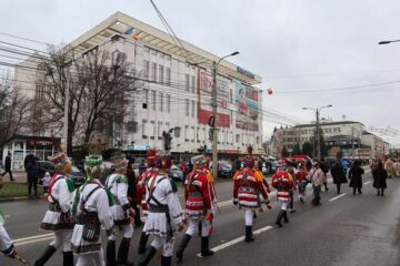 Cel mai mare Festivalul al Obiceiurilor de Iarnă din România a atras peste 10.000 de spectatori în centrul Sucevei