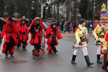 Cel mai mare Festivalul al Obiceiurilor de Iarnă din România a atras peste 10.000 de spectatori în centrul Sucevei