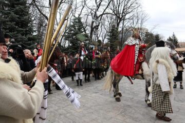 Cel mai mare Festivalul al Obiceiurilor de Iarnă din România a atras peste 10.000 de spectatori în centrul Sucevei
