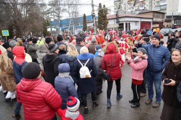 Cel mai mare Festivalul al Obiceiurilor de Iarnă din România a atras peste 10.000 de spectatori în centrul Sucevei